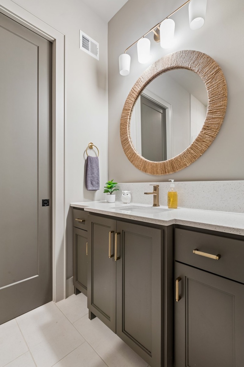 Main-level bath